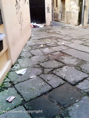 Viterbo - Sporcizia e degrado in via dell'Archetto