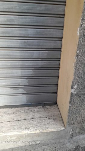 Viterbo - Urina sulla saracinesca di un negozio