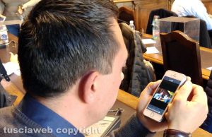 Gianluca De Dominicis guarda il video di un suo intervento