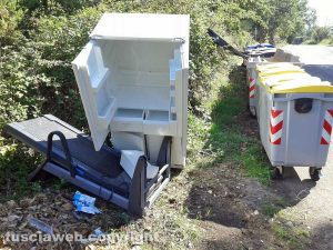 Viterbo - Rifiuti in strada Monte Pizzo