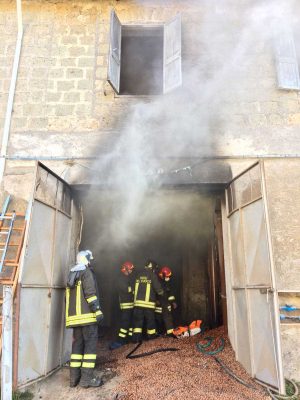 Ronciglione - Incendio in un magazzino di nocciole