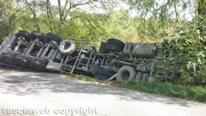 Vejano - Camion fuori strada