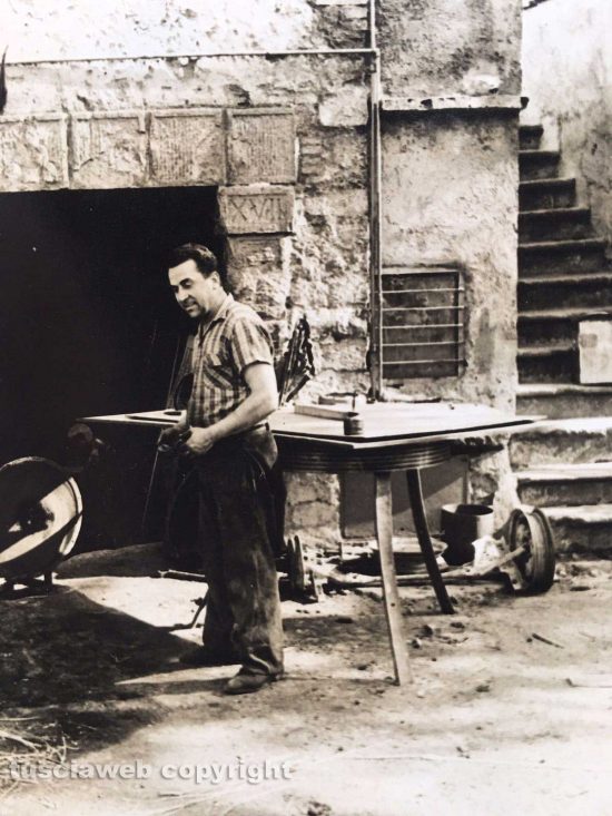 Viterbo - Come eravamo - Fulvio Cappelli nell'officina di in via Faul