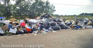 Viterbo - Discarica a cielo aperto in strada Teverina