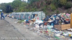 Viterbo - Cassonetti stracolmi vicino a Belcolle