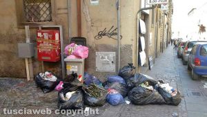 Viterbo - Cumuli di spazzatura in via Cavour