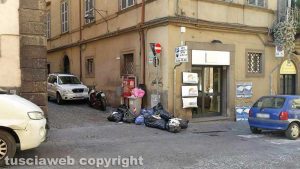 Viterbo - Cumuli di spazzatura in via Cavour
