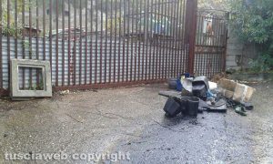 Viterbo - Strada S. Quirico discarica a cielo aperto