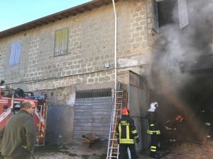 Ronciglione - Incendio in un magazzino di nocciole