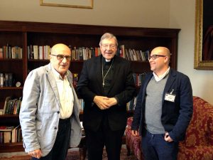 Il cardinale George Pell tra Vincenzo Ceniti e Antonio Rocca