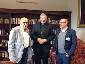 Il cardinale George Pell tra Vincenzo Ceniti e Antonio Rocca
