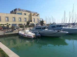 Il gommone recuperato dalla finanza 
