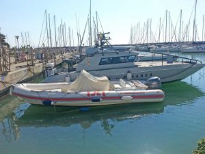 Il gommone recuperato dalla finanza
