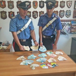 Civitavecchia - I soldi sequestrati dai carabinieri