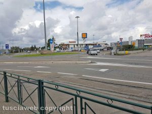 Viterbo - Via Garbini - Il parcheggio alla rotatoria