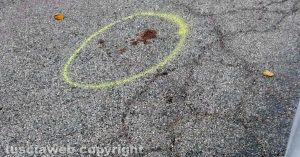 Civita Castellana - Furto in villa ferito uno dei malviventi - Le tracce di sangue nella strada davanti alla villa