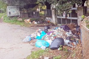 Viterbo - I rifiuti fuori le ex Terme Inps