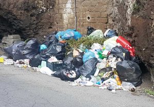 Viterbo - I rifiuti su via del Pilastro