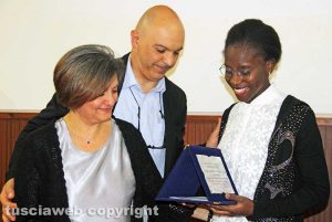 Viterbo - Buratti - Premio bontà - Alessandra Bempong con Salvatore e Paola Centamore