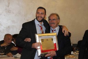 Alessandro Taratufolo consegna la targa dei 40 anni al padre Massimo