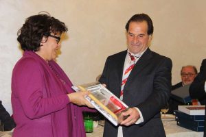 La prefetta Piermatti consegna la targa dei 40 anni a Gianfranco Corbucci