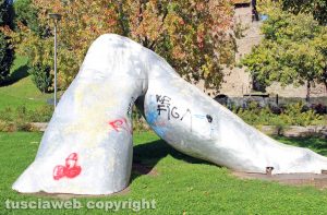 Valle Faul - "Il Risveglio" imbrattato dai vandali