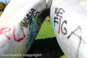 Valle Faul - "Il Risveglio" imbrattato dai vandali
