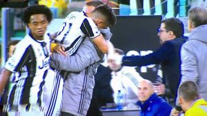 Sport - Calcio - Dybala dedica il gol a Bonucci e va ad abbracciare il compagno di squadra