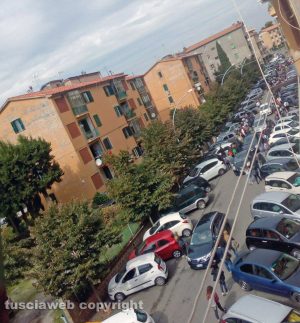 Viterbo - Via Leonardo Da Vinci - Gli alunni all'uscita dalla scuola