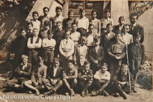 Viterbo - Come eravamo 1946 - Quinta elementare nel cortile scuola Luigi Concetti