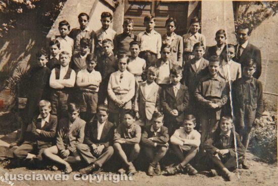 Viterbo - Come eravamo 1946 - Quinta elementare nel cortile scuola Luigi Concetti