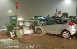 Viterbo - Auto fuori strada sulla Cassia