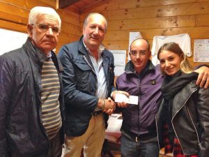 Arlena di Castro - Il sindaco Publio Cascianelli consegna i soldi al sindaco di Accumoli Stefano Petrucci