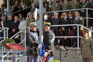 Il colonnello Lauri a sinistra cede il comando al colonnello Forgione