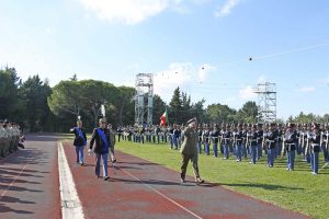 Il Comandante della scuola passa in rassegna lo schieramento