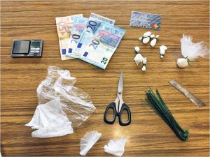 Carabinieri - La droga e i soldi sequestrati