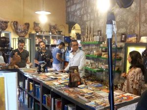 Viterbo - Monica Silvestri con il direttore di Viterbo sotterranea, Sergio Cesarini, durante le riprese di Rai Premium