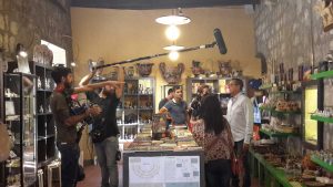 Viterbo - Monica Silvestri con il direttore di Viterbo sotterranea, Sergio Cesarini, durante le riprese di Rai Premium