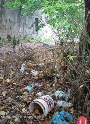Viterbo - Il parcheggio di fronte a pratogiardino Lucio Battisti