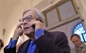 Firenze - Vittorio Sgarbi al telefono con Giacomo Barelli, ripreso da Repubblica Tv