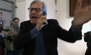Firenze - Vittorio Sgarbi al telefono con Giacomo Barelli, ripreso da Repubblica Tv