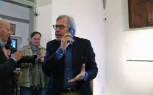 Firenze - Vittorio Sgarbi al telefono con Giacomo Barelli, ripreso da Repubblica Tv