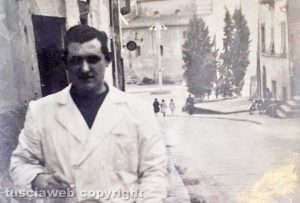 Viterbo - Come eravamo 1957 - Peppe Cappelli davanti alla sua drogheria