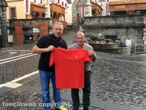 Silvio Cappelli consegna la maglietta ad Angelo Taddei