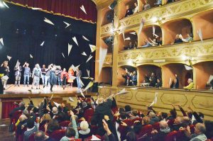 Acquapendente - Teatro Boni - Lancio d'aeroplanini