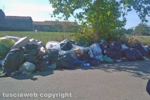 Viterbo - I rifiuti in zona Pratoleva