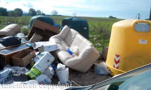Viterbo - Discarica a cielo aperto tra zona Acquarossa e Ferento
