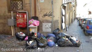 Viterbo - Sacchi dell'immondizia in via Romanelli