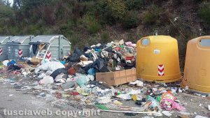 Viterbo - Cassonetti stracolmi vicino a Belcolle
