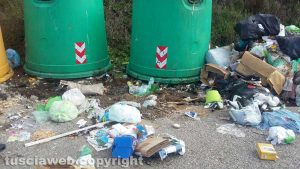 Viterbo - Cassonetti stracolmi vicino a Belcolle